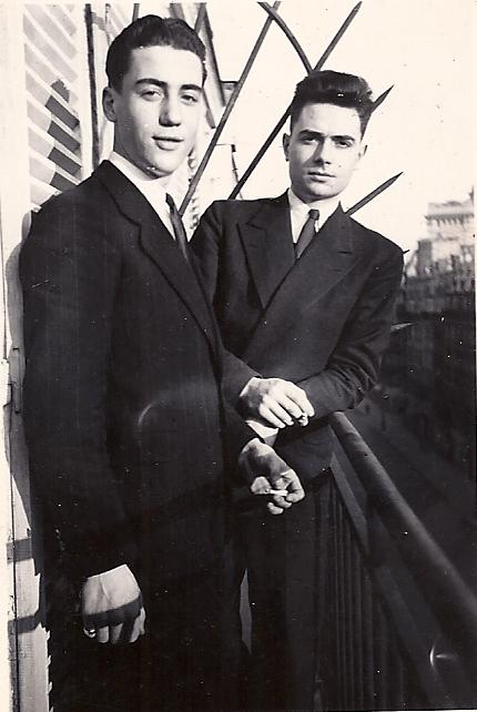 Michel Avelot (à gauche), père de M.A., avec Jean Fournier sur un balcon de la rue de Rennes c. 1938.